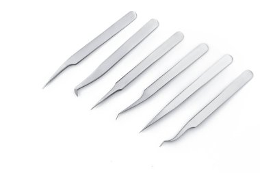 boş şablon tasarımınızın kopya alanı, beyaz arka plan yapay ya da sahte kirpik için metal cımbız ayarla