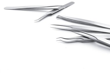 boş şablon tasarımınızın kopya alanı, beyaz arka plan yapay ya da sahte kirpik için metal cımbız ayarla