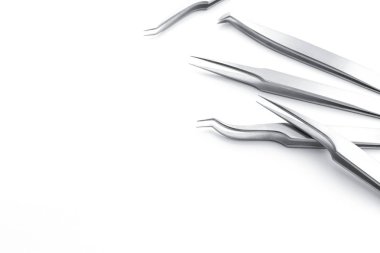 boş şablon tasarımınızın kopya alanı, beyaz arka plan yapay ya da sahte kirpik için metal cımbız ayarla