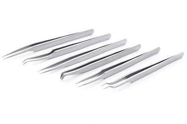 boş şablon tasarımınızın kopya alanı, beyaz arka plan yapay ya da sahte kirpik için metal cımbız ayarla