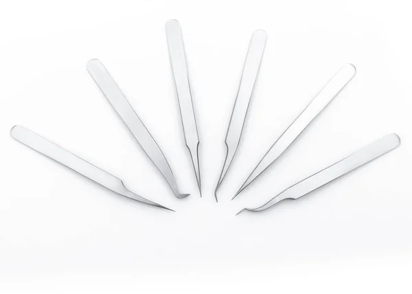 Conjunto de plantillas en blanco pinzas de metal para pestañas artificiales o falsas para su diseño, espacio de copia, fondo blanco — Foto de Stock