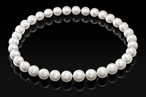 Collier de perles blanches de luxe sur fond noir avec reflet brillant — Photo