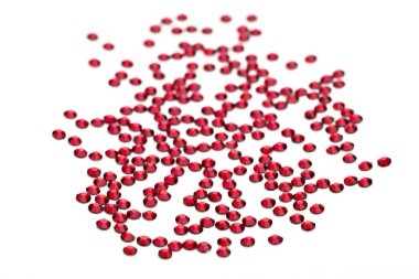 arka plan olarak kırmızı rhinestones kristalleri. Tırnaklar için dekorasyon