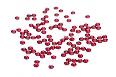 arka plan olarak kırmızı rhinestones kristalleri. Tırnaklar için dekorasyon