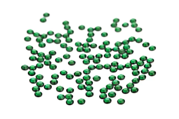 Arka plan olarak yeşil rhinestones kristalleri. Tırnaklar için dekorasyon — Stok fotoğraf