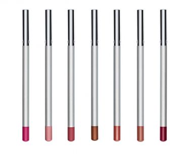 İzole makyaj beyaz arka plan için çok renkli kozmetik kalem kümesi