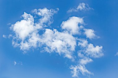 güzel mavi gökyüzü ve bulutlar beyaz arka plan duvar kağıdı