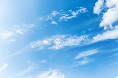 güzel mavi gökyüzü ve bulutlar beyaz arka plan duvar kağıdı