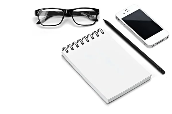 Modello bianco spirale notebook bianco blocco note, occhiali, matita, smartphone isolato sfondo bianco — Foto Stock