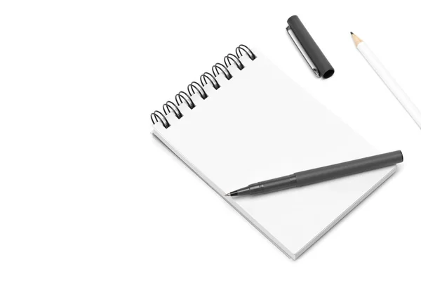 Modello bianco spirale notebook bianco blocco note, penna e matita, isolato sfondo bianco — Foto Stock
