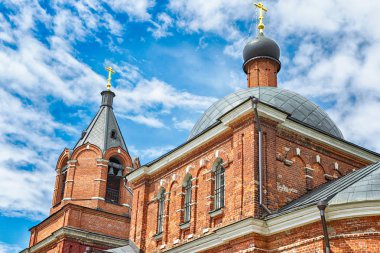 Ortodoks ya da Christian kilise kırmızı tuğla. Güzel mavi gökyüzü.