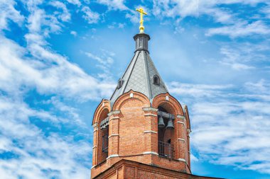 Ortodoks ya da Christian kilise kırmızı tuğla. Güzel mavi gökyüzü.