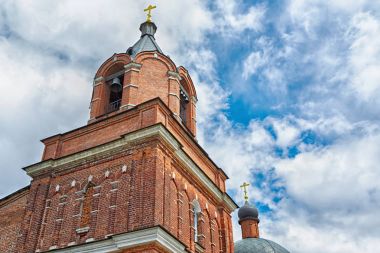 Ortodoks ya da Christian kilise kırmızı tuğla. Güzel mavi gökyüzü.