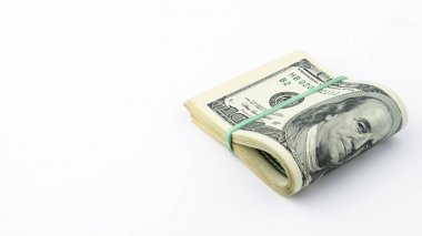 Amerikan parası yüz dolarlık banknot beyaz arka plan üzerinde katlanmış. Bize 100 banknot