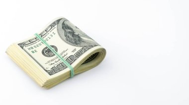 Amerikan parası yüz dolarlık banknot beyaz arka plan üzerinde katlanmış. Bize 100 banknot