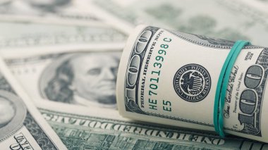 Portre dolar yüz üzerinde arka plan Amerikan parası dolar haddelenmiş. Birçok bize 100 banknot  