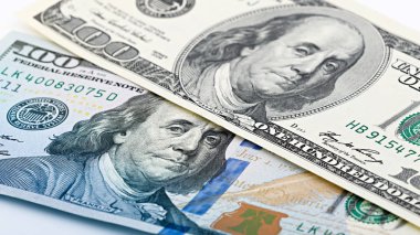 Closeup yeni ve eski Amerikan parası yüz dolarlık banknot. Benjamin Franklin portre, bize 100 dolarlık banknot parçası makro