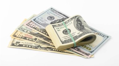 Fan ve yığın Amerikan parası dolar kırpma yolu üzerinde izole beyaz arka plan bill. Bize banknot kazık  