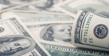 Portre dolar yüz üzerinde arka plan Amerikan parası dolar haddelenmiş. Birçok bize 100 banknot