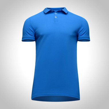 Boş şablon erkekler mavi polo gömlek kısa kollu, önden görünüm aşağıdan yukarıya, kırpma yolu ile gri arka plan üzerinde izole. Mockup konsept tasarım ve baskı için t-shirt