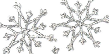 Beyaz arkaplanda izole edilmiş Noel gümüşü kar tanesi şekilli dekorasyon