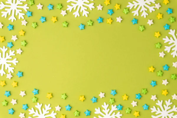 キャンディクリスマスの背景。お菓子の形の星と雪の結晶の装飾クリスマスの国境フレーム — ストック写真