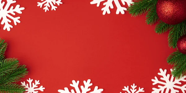 Julens sammansättning. Julen röda dekorationer, gran grenar, röd grannlåt på röd bakgrund. Platt ligg, ovanifrån, kopiera utrymme. jul prydnad platt låg bakgrund — Stockfoto