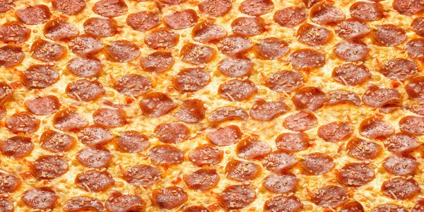 Textur pizza pepperoni. Sömlös mat tapet pizza för din design och tryck i affischer och meny pizzeria, för café eller restaurang — Stockfoto