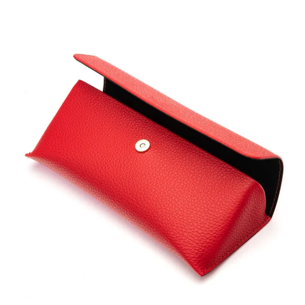 Lederen koffer voor bril. Open rode kast of doos voor bril geïsoleerd op witte achtergrond — Stockfoto