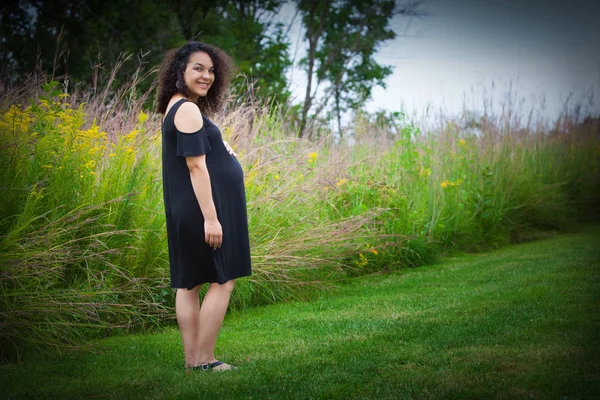 Pregnant Mother Walking Park — Stock Photo, Image