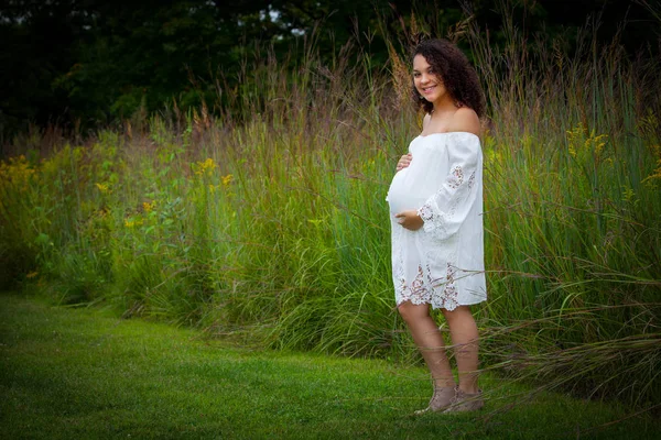 Zwangere Vrouw Buiten Wandelen — Stockfoto