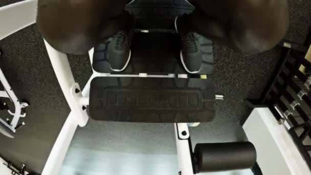 Чоловік тренується в спортзалі — стокове відео