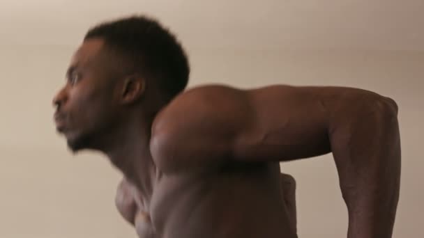 Noir homme trains dans Gym — Video