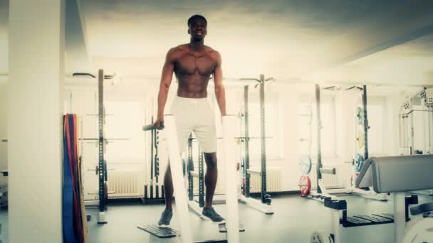 Siyah adam tren içinde jimnastik salonu — Stok video