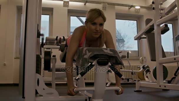 Entrenamiento de mujer en gimnasio — Vídeo de stock