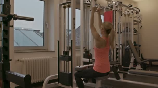 체육 훈련을 받는 여성 — 비디오