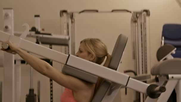 Entrenamiento de mujer en gimnasio — Vídeo de stock