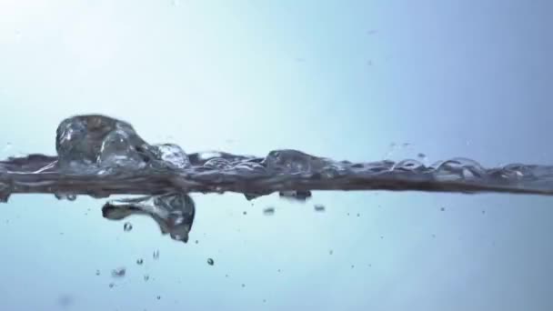 Droppe av nudlar i kokande vatten. Slow motion — Stockvideo