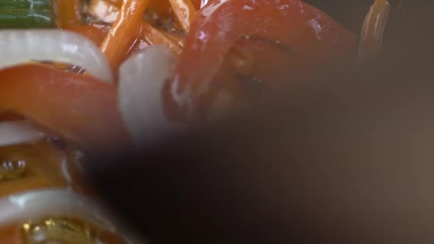 Macro tiro Wok mexer e fritar legumes com cenoura, pimentão búlgaro, cebola 1 — Vídeo de Stock