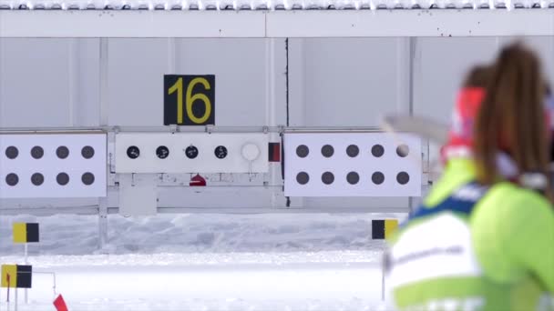 Biathlon. Cel i fotografowania sportowca. Szkolenia na linii ognia. Zwolnionym tempie — Wideo stockowe