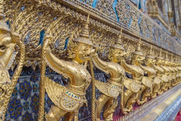 Golden garuda av wat phra kaew på bangkok, thailand Stockbild