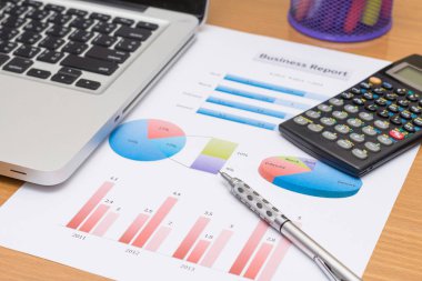 dizüstü bilgisayar ile yatırım grafikleri analiz bir iş adamı. muhasebe