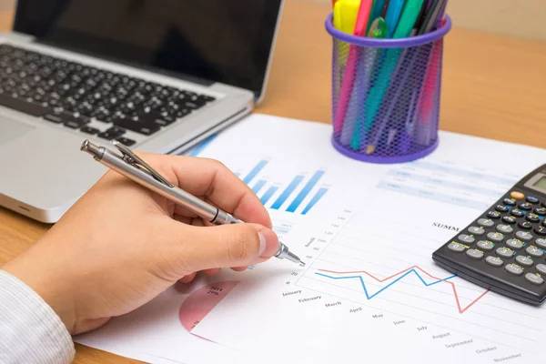 Zakenman analyseren investeringen grafieken met laptop. boekhouding — Stockfoto