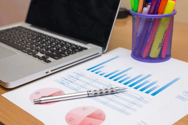 Zakenman analyseren investeringen grafieken met laptop. boekhouding — Stockfoto