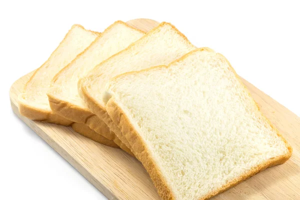 Skivor toast bröd på breadboard trä, isolerade på vit ba Stockbild