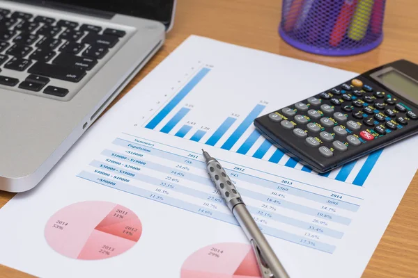 Businessman analyzing investment charts with laptop. Accounting — Stock Photo, Image