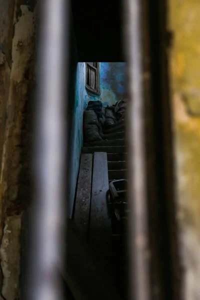 Escaleras en el edificio abandonado —  Fotos de Stock