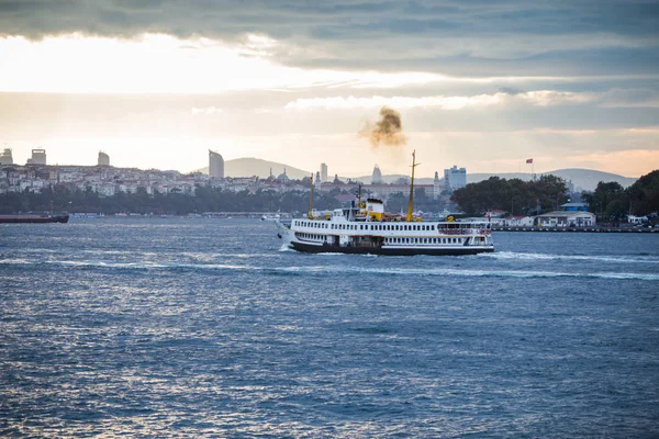 Istanbul city i statkiem wycieczkowym — Zdjęcie stockowe