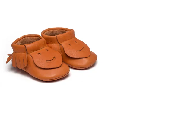 Botines de color naranja para niños sobre fondo blanco — Foto de Stock