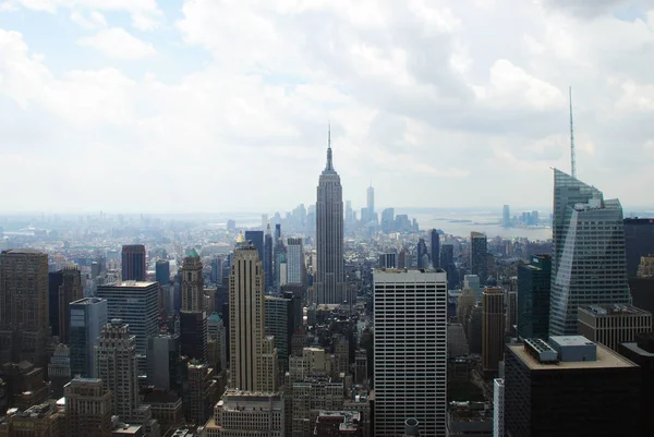 Empire state seen from rockefeller center — Stock Photo, Image